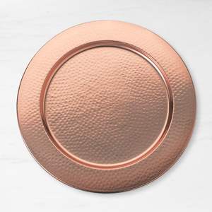 Assiette de présentation en métal idéale pour les fêtes à thème, offrant un look décoratif impressionnant aux tables sans effort supplémentaire. - Product Image 1