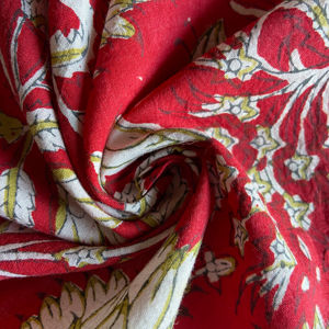 Tela de Algodón Estampada a Mano con Diseño Floral Rojo Intenso, Diseño Botánico Clásico Europeo Vintage - Product Image 1