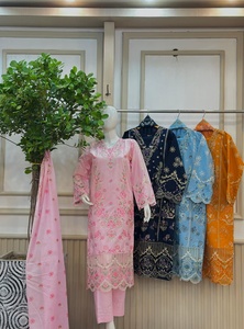 Ssumaira Collection 2026 Ensemble de robes d'hiver modernes 3 pièces avec broderie en coton Salwar Kameez pour les fêtes - Product Image 2