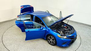 Toyota Camry SE berline 2019, état neuf, boîte de vitesses automatique, conduite à droite, intérieur foncé, caméra arrière, taille des pneus R19, traction avant - Product Image 3