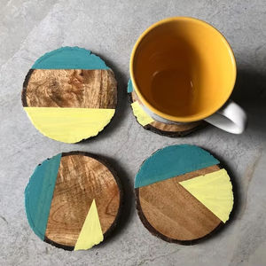 Dessous de verre en bois et pierre rustiques faits à la main, art tribal unique ou tampons à boisson imprimés floraux pour la décoration de la maison et du bureau - Product Image 1