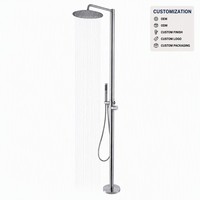 Colonne de douche extérieure moderne en acier inoxydable pour villa, avec pommeau de pluie rond autoportant et douchette à main en nickel brossé