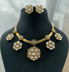 Beau collier CZ plaqué or de créateur de qualité supérieure serti de boucles d'oreilles pour fiançailles ou mariage pour femmes et filles - Product Image 3