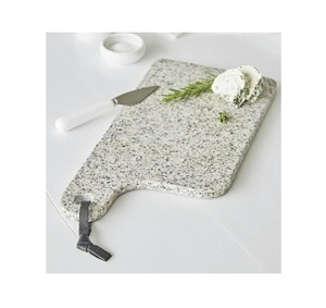 Planche à fromage en marbre blanc simple mais élégante idéale pour les anniversaires d'événements à la maison et la belle présentation des aliments - Product Image 3