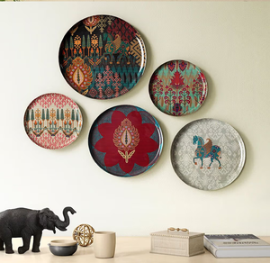 Vente en gros de cinq tentures murales rondes en métal motifs d'oiseaux élégants motifs floraux colorés décorés disponibles à un prix attractif - Product Image 5