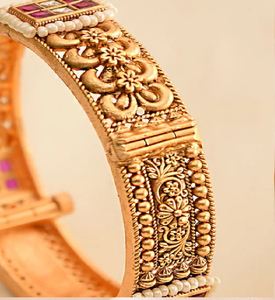 Brazaletes de Latón con Diseño Floral Detallado, Acabado Antiguo, Piedra Cuadrada de Rubí, Detalles de Perlas, Joyería de Moda a Precios de Mayoreo. - Product Image 1