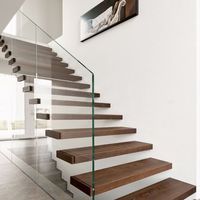 Escalier flottant sur mesure de conception architecturale, construit à partir de marches en bois et d'un garde-corps minimaliste en acier inoxydable