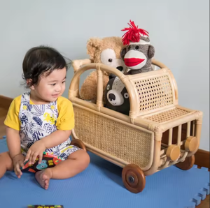 Coche de juguete de ratán hecho a mano para niños, con ruedas de madera, para jugar en interiores. - Product Image 4