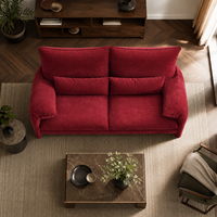 Canapé deux places moderne et écologique en tissu rouge avec coussins moelleux et accoudoirs arrondis pour appartement et hôtel