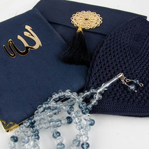 Juego de Regalo Musulmán Azul Oscuro Lavable para Oración Yaseen: Alfombra de Oración, Tasbih, Gorro Kufi, Bolsa Shantung - Regalo Perfecto para el Día del Padre o para el Novio - Product Image 4