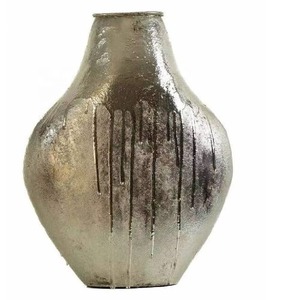 Vase à fleurs en aluminium argenté classique Article décoratif fait à la main artistique Parfait pour les intérieurs traditionnels et contemporains - Product Image 1