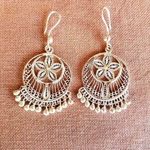 Meilleures ventes de boucles d'oreilles Chandbali en filigrane d'argent clous du fournisseur indien préféré des fashionistas au design floral scintillant - Product Image 1