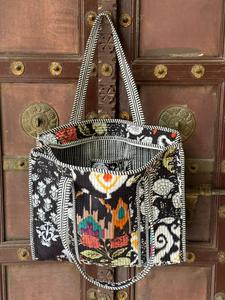 Sac à main portable à fermeture éclair pour femme en coton imprimé à la main en Inde, multi-couleurs, matelassé, pour le shopping, à porter à l'épaule - Product Image 2