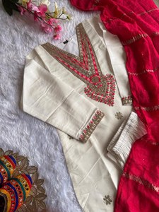 Présentation de notre élégant ensemble Designer Fancy Kurti méticuleusement fabriqué à partir de tissus Pure Roman Silk idéaux pour les occasions festives - Product Image 5