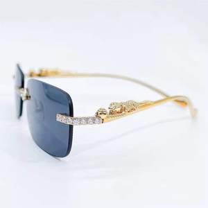 Lunettes de soleil en métal personnalisées, tendance, serties de diamants en moissanite, protection UV400, boîte de luxe durable pour unisexe - Product Image 4