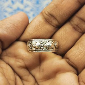 Anillo artesanal bohemio de plata 925, joyería de boda ajustable con diseño de tortuga, ajuste de incrustaciones de perlas de diamantes para fiestas - Product Image 1