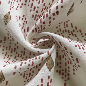 Tela de Algodón Estampada a Mano con Diseño Tradicional Indio Inspirado en el Ikat con Estampado de Diamantes Punteados - Product Image 1