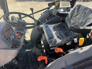 Massey Ferguson 2024 2860M Tractor de césped Tractor de caminar duradero con componente de motor central - Product Image 5