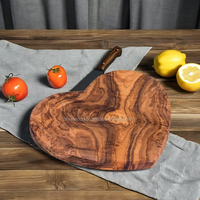 Planche à découper en bois d'olivier écologique en forme de cœur, épaisseur 2 cm, longueur 21 cm, couleur naturelle, marque InterCraft, usage en cuisine, personnalisable