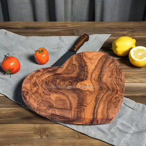 Bloc à découper en bois d'olivier écologique en forme de cœur, épaisseur 2 cm, longueur 18 cm, couleur naturelle, marque InterCraft, usage cuisine, modèle OL222 - Product Image 1