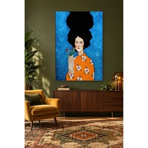 Impresión en lienzo de Fida: Mujer sosteniendo flores silvestres sobre fondo azul - Product Image 5