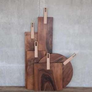 Belle planche à découper en bois massif qui capture l'essence de l'élégance rustique pour les dîners de famille ou les fêtes formelles - Product Image 2