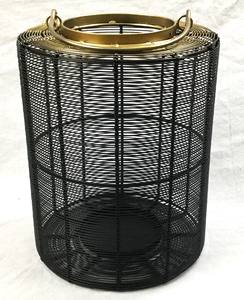 Linterna de metal redonda hecha a mano para decoración del hogar, diseño negro/dorado para ocasiones navideñas, portavelas y tarros - Product Image 3