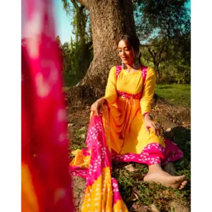 Ensemble de vêtements indiens de style Bollywood, choli en coton jaune Rani avec lehenga en georgette et salwar en soie - Product Image 6
