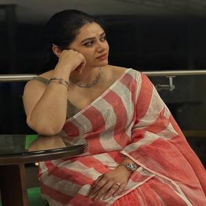 ผ้าส่าหรีพรีเมียม VASTRA COTTAGE ผ้าลินิน พร้อมขอบลายไหมสีเงิน พิมพ์ลายดิจิทัล และเสื้อผ้าซาตินแบบแบงกาลอร์ ผ้าส่าหรีดีไซน์หรู - Product Image 5