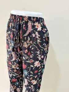 ชุดนอนผ้าฝ้ายพิมพ์ลายดอกไม้สำหรับผู้หญิงสีดำกับชุดนอนแบบลำลองกางเกงผ้าฝ้ายทรงตรง - Product Image 4