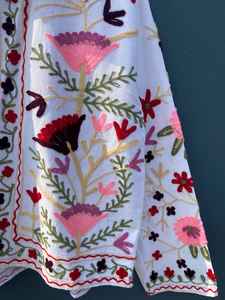 Chaqueta Corta Boho Blanca, Bordada con Diseño Floral Suzani, 100% Algodón, Antiarrugas, Transpirable y Resistente al Viento - Product Image 4