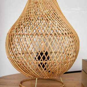 Lámpara de mesa de ratán tejida a mano lista para enviar con luz suave y cálida para espacios bohemios y minimalistas - Product Image 2