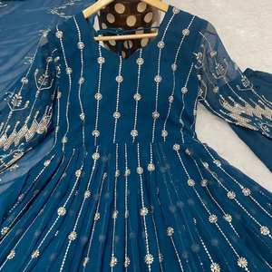 Robe sophistiquée Georgette Shalwar Kameez avec 3.10m Flair brodé Dupatta et manches longues Vêtements de style indien - Product Image 1