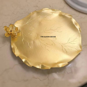 Bandeja Decorativa de Metal y Resina Hecha a Mano con Patrón Artístico Moderno para Decoración del Hogar - Product Image 1