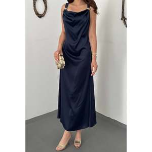 Vestido de satén azul marino con cuello en V y hombros con hebillas - Azul marino - Product Image 4
