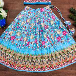 ชุดเลเฮนกาโชลีสไตล์อินโด-เวสเทิร์นสีน้ำเงินลายดอกไม้สำหรับเด็กผู้หญิง แบรนด์ Shoryam ตัดเย็บอย่างดี ยาวกรอมพื้น เหมาะสำหรับงานปาร์ตี้ ชุดเด็กสไตล์ชาติพันธุ์ที่ทันสมัย - Product Image 3