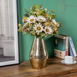 Jarrón Artístico de Metal para Mesa, Diseñado para Interiores Sofisticados, que Agrega Carácter e Interés Visual - Product Image 5