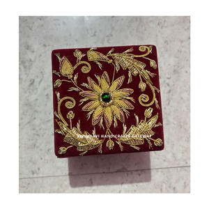 Caja de joyería de tela de trabajo con bordado a mano cuadrado moderno 100 piezas para regalar y decorar - Product Image 3