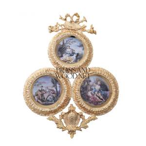 Cadre mural orné en laiton doré avec triple œuvres d'art en porcelaine décoration vintage faite à la main design en laiton de luxe pour classique - Product Image 1