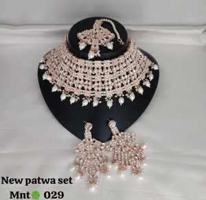 COLLAR GARGANTILLA DE PERLAS KUNDAN EN TONO ORO ROSA TRADICIONAL Y DE MODA ANTIGUA CONJUNTO CON MANGTIKA PARA MUJER Y NIÑA - Product Image 4