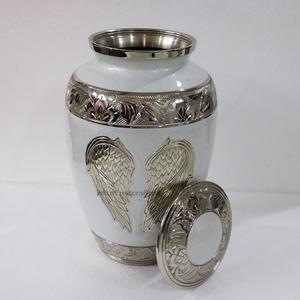Urnes de crémation ailes d'ange de meilleure qualité pour cendres humaines Urne en cendres en laiton avec ailes gravées Urnes en laiton artisanales avec revêtement en émail - Product Image 6