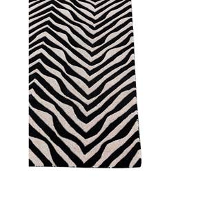 Adrift Wool <b>Hand</b> <b>Tufted</b> <b>Rug</b> Grey & Black Animal Print for Home-Tra-15150 - Product Image 4
