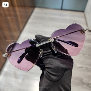 แว่นกันแดดดีไซน์เนอร์ฮิปฮอปสำหรับผู้ชายสุดหรู เลนส์ป้องกันแสงสะท้อน กรอบสแตนเลส ทรงหัวใจสีชมพู ประดับเพชรโมอิสซาไนต์ - Product Image 1