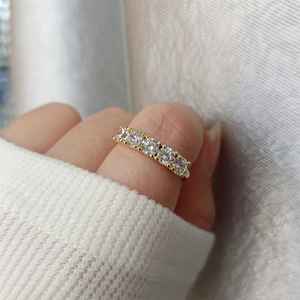 Anillo de Oro Amarillo de 14K con 5 Piedras de Diamante Simulado, Corte Redondo, Diamante Cultivado en Laboratorio, Anillo de Media Banda para Aniversario, Joyería de Compromiso - Product Image 2