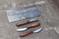 Couteau de chasse haut de gamme en acier carbone et acier Damas, manche en bois, forgé à la main, personnalisable, OEM, pour le camping et la survie en extérieur