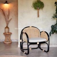 Fauteuil d'appoint en rotin noir, siège, dossier et accoudoirs en rotin tressé, fabriqué à la main par des artisans compétents, livré avec un coussin sur mesure en crème
