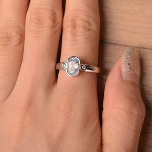 Anillo de compromiso vintage hecho a mano con baño de plata de ley 925, gema de aguamarina de corte ovalado y engaste de canal, fino. - Product Image 2