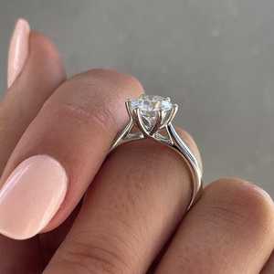 Anillo Solitario con Diamante de Laboratorio Redondo de 2.00ct, Engaste de 6 Garras, Certificado IGI - Product Image 2