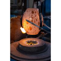 Vase en verre artisanal de forme ovale de qualité italienne Tammaro Home, technique de fusion excellente, paillettes noires, effet cinématique