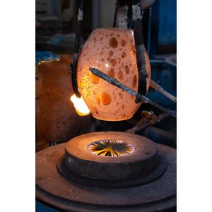 Tammaro Home Artisanat en verre en forme de canoë de qualité italienne Excellente technique de fusion Pièce maîtresse cinématographique à paillettes noires pour la maison - Product Image 6